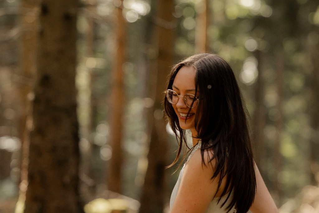 Lächelndes Gesicht im Wald